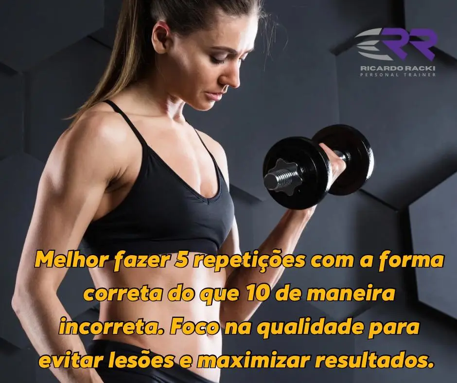 Mulher segurando um halter, focando na forma correta do exercício.
