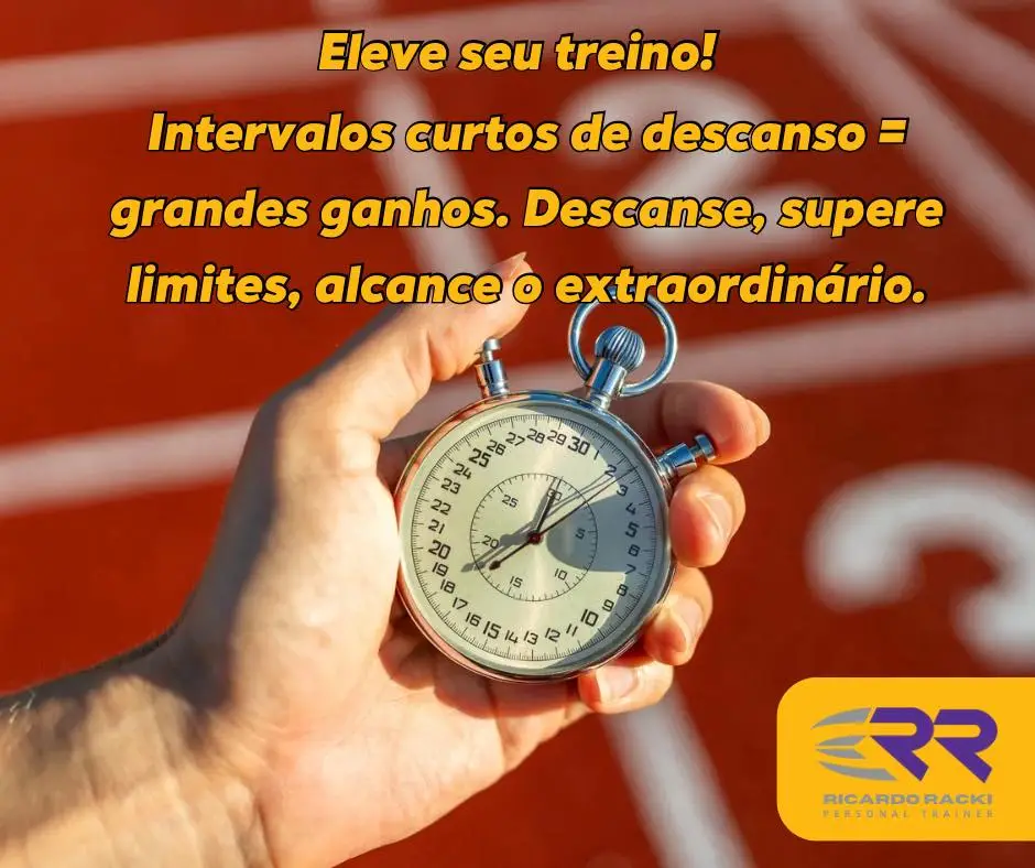 Mão segurando um cronômetro com uma pista ao fundo.