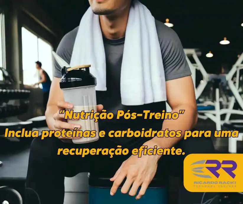Homem segurando um shake proteico na academia após o treino, com toalha no pescoço, destacando a importância da nutrição pós-treino para recuperação muscular e crescimento.