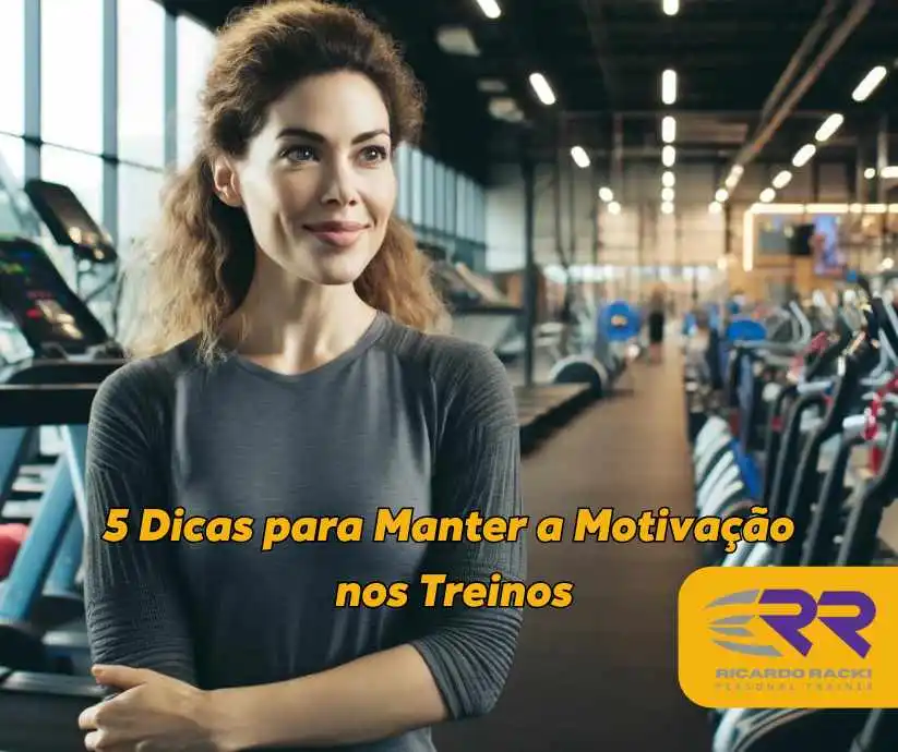Mulher sorridente em uma academia moderna, simbolizando motivação e determinação nos treinos. O ambiente iluminado e equipamentos ao fundo reforçam a importância de manter o foco e a consistência no fitness