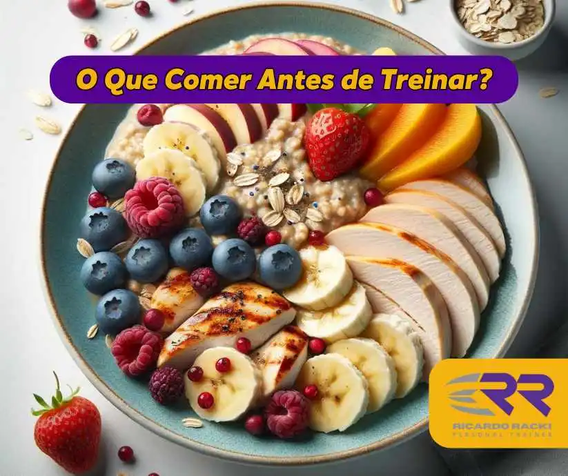 Tigela nutritiva contendo frango grelhado, banana, morangos, blueberries, aveia e sementes, representando uma refeição equilibrada para alimentação pré-treino. Ideal para fornecer energia e melhorar o desempenho nos exercícios.
