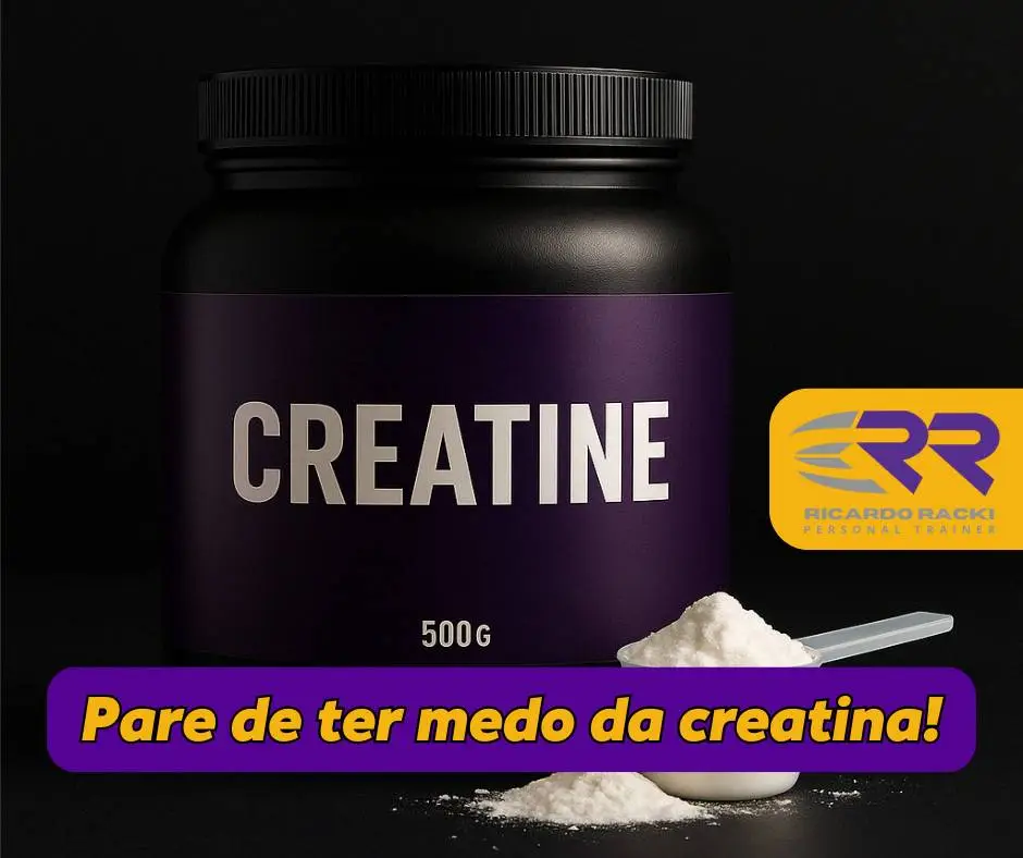 Imagem de uma embalagem preta e roxa de creatina com um scoop de pó branco ao lado, sobre fundo escuro, simbolizando a segurança e benefícios da suplementação de creatina.