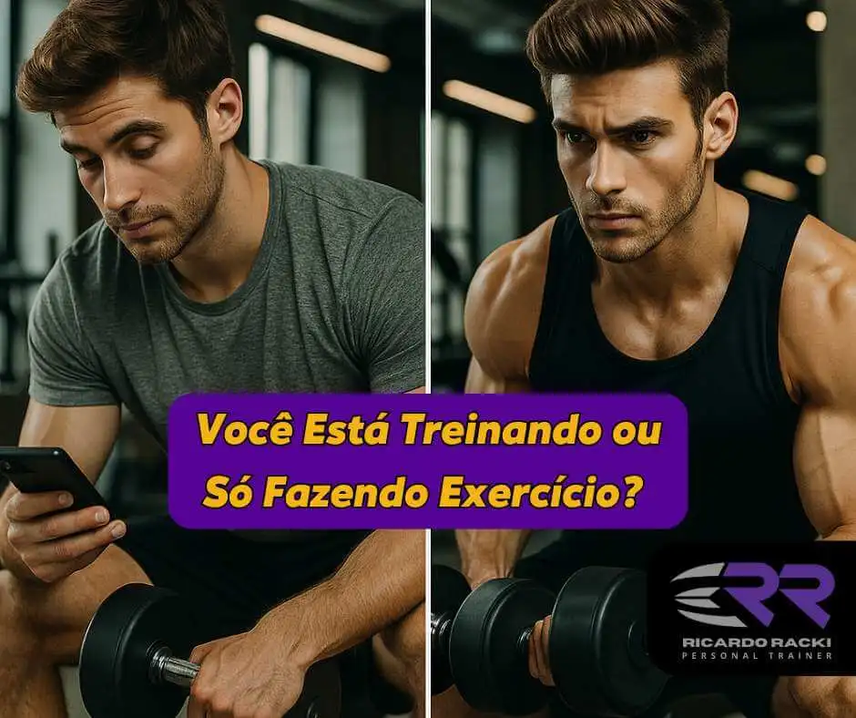 Comparação lado a lado de dois homens jovens na academia: à esquerda, um está distraído olhando o celular durante o treino; à direita, o outro está focado, com postura firme segurando halteres, simbolizando a diferença entre exercício aleatório e treino com propósito.