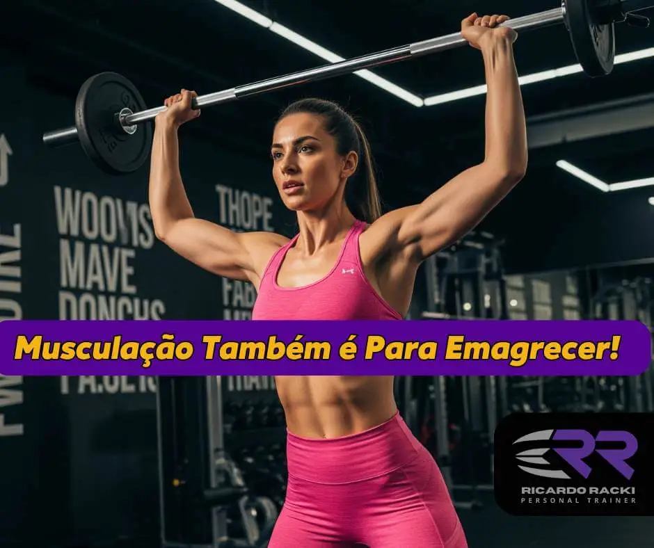 Mulher atlética fazendo musculação em academia moderna, usando top e legging rosa, levantando barra com foco e força, simbolizando musculação como estratégia para emagrecimento.