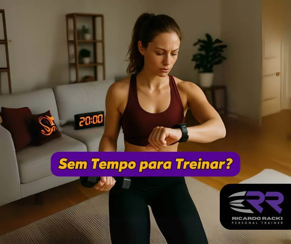 Mulher fit olhando para o relógio durante treino em casa, segurando halteres, com expressão de foco e um ambiente organizado ao fundo, transmitindo a ideia de treino eficiente mesmo com pouco tempo.