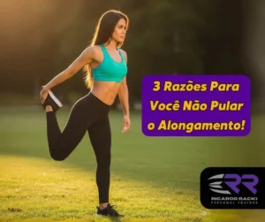 Mulher jovem fazendo alongamento de quadríceps em parque ao ar livre ao pôr do sol, usando top verde e calça preta, simbolizando a importância de não pular o alongamento.